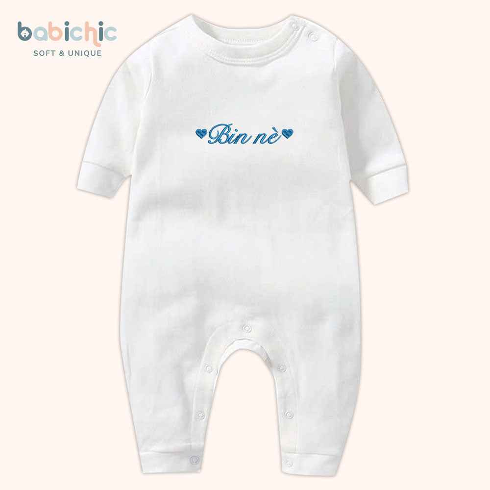 Set đồ sơ sinh thêu tên “Bin nè” – Thiết kế tối giản cá nhân hóa, tone xanh dương cho bé trai