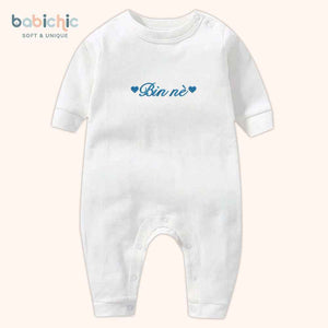 Set đồ sơ sinh thêu tên “Bin nè” – Thiết kế tối giản cá nhân hóa, tone xanh dương cho bé trai