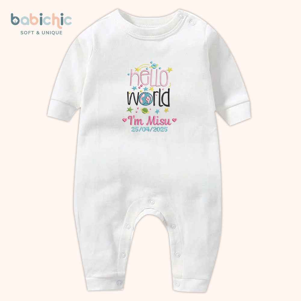 Set đầy tháng bé gái thêu Hello World & tên Misu – Thiết kế kỷ niệm sinh nhật đầu tiên siêu yêu