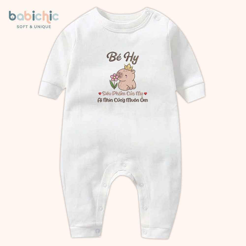 Set đầy tháng bé gái thêu tên Bé Hy & Capybara – Quà cúng mụ ngộ nghĩnh tone nâu ấm áp
