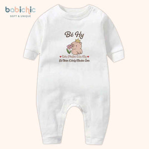 Set đầy tháng bé gái thêu tên Bé Hy & Capybara – Quà cúng mụ ngộ nghĩnh tone nâu ấm áp