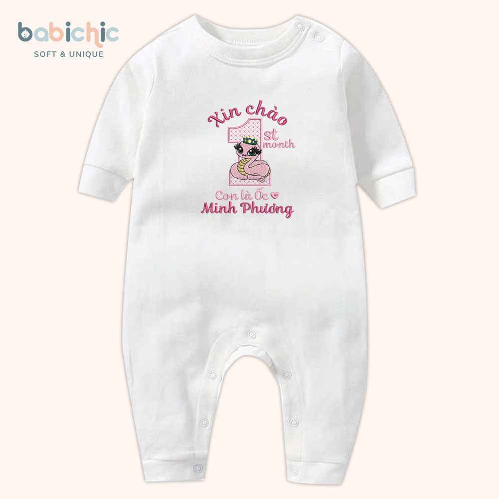 Set đầy tháng bé gái thêu tên Minh Phương – Hình rắn hồng & 1st month ngộ nghĩnh, body cá nhân hóa dịp cúng mụ