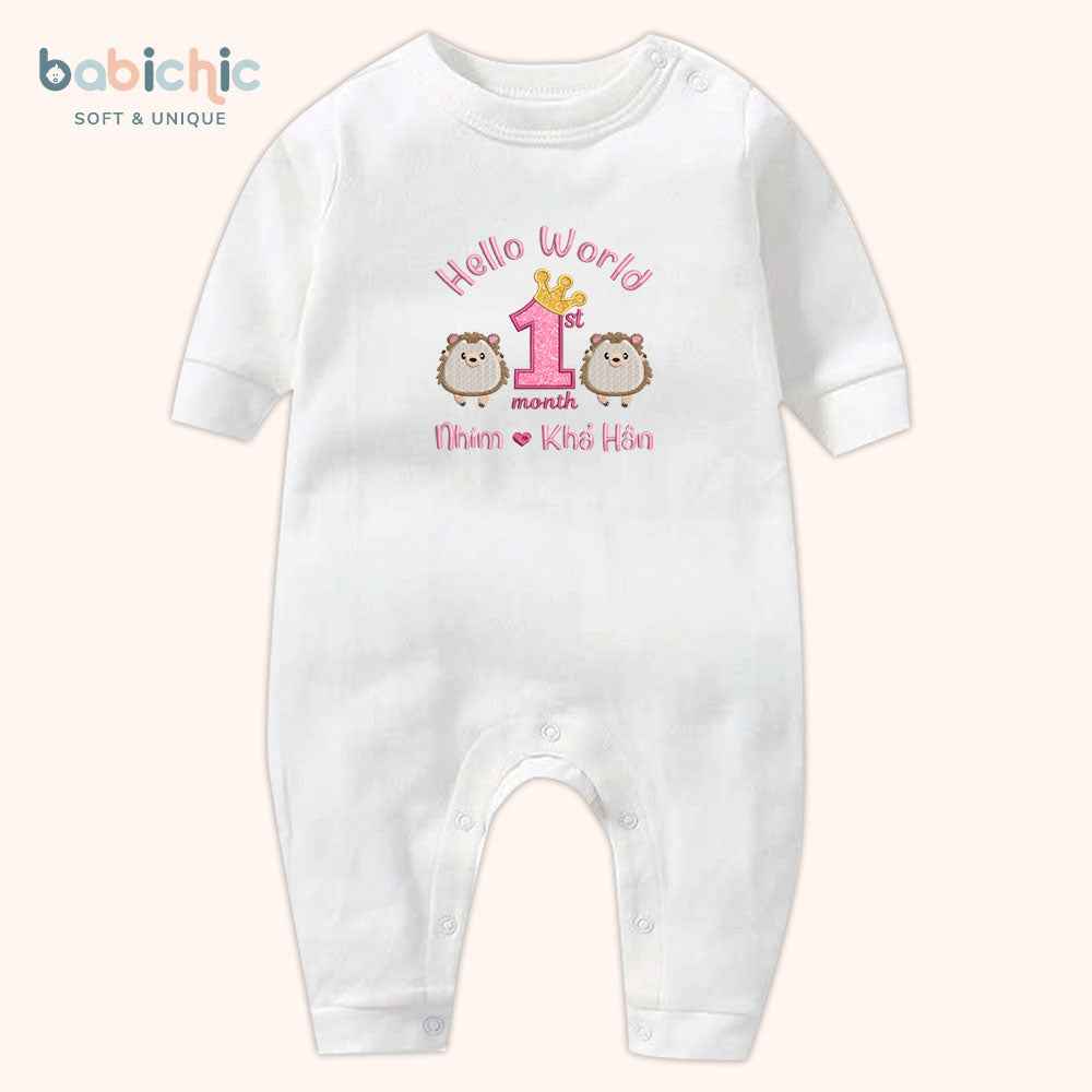 Set đầy tháng bé gái – Body thêu “Hello Nhím – Khả Hân” & hình nhím dễ thương, tone hồng pastel ngọt ngào