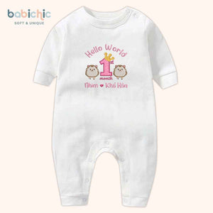 Set đầy tháng bé gái – Body thêu “Hello Nhím – Khả Hân” & hình nhím dễ thương, tone hồng pastel ngọt ngào