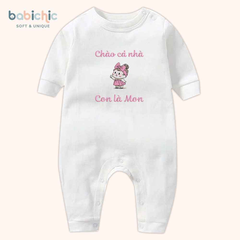 Set đầy tháng bé gái – Body thêu “Con là Mon” hình bé gái xinh xắn, tone hồng pastel ngọt ngào