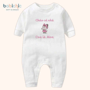Set đầy tháng bé gái – Body thêu “Con là Mon” hình bé gái xinh xắn, tone hồng pastel ngọt ngào