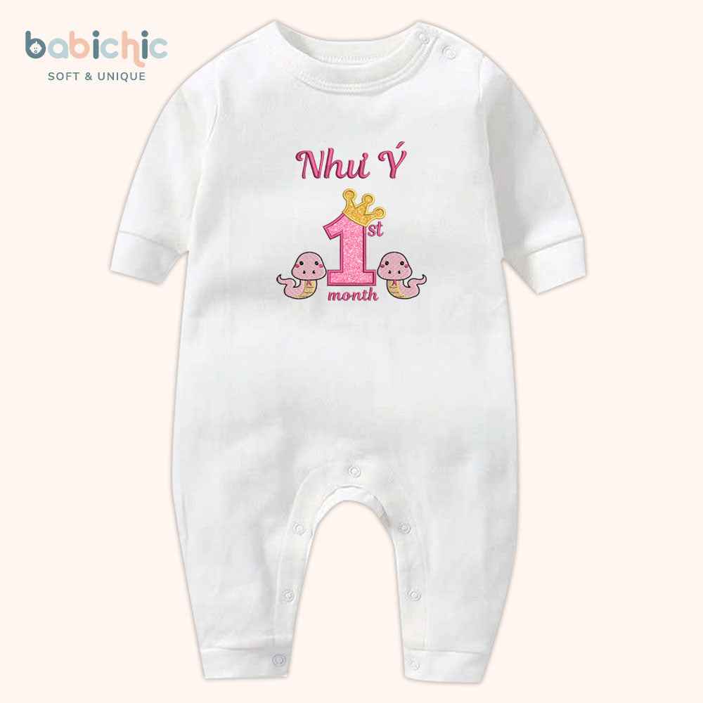 Set đầy tháng bé gái thêu tên riêng – Mẫu “Như Ý” 1st Month, 2 rắn dễ thương