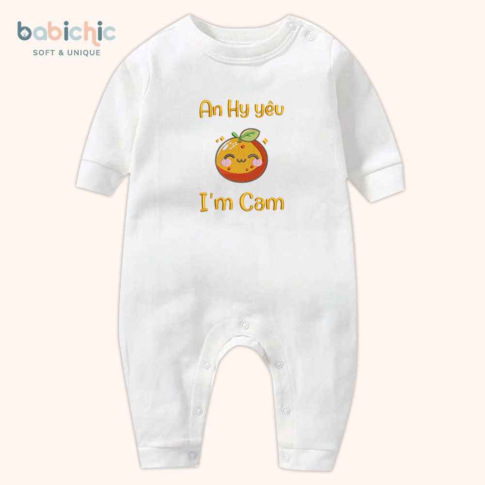 Set sơ sinh thêu tên cho bé gái – Mẫu “An Hy yêu + I'm Cam”, hình trái cam màu cam vàng nổi bật
