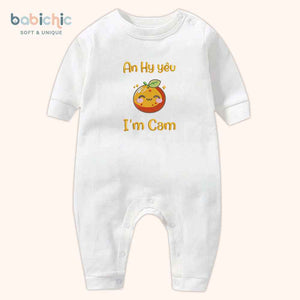 Set sơ sinh thêu tên cho bé gái – Mẫu “An Hy yêu + I'm Cam”, hình trái cam màu cam vàng nổi bật