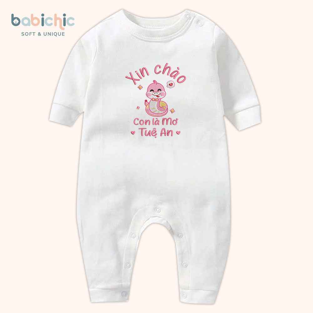 Bodysuit đầy tháng bé gái cá nhân hóa thêu tên – Mẫu “Con là Mơ – Tuệ An”, hình rắn cute, chỉ hồng