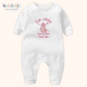Bodysuit đầy tháng bé gái cá nhân hóa thêu tên – Mẫu “Con là Mơ – Tuệ An”, hình rắn cute, chỉ hồng