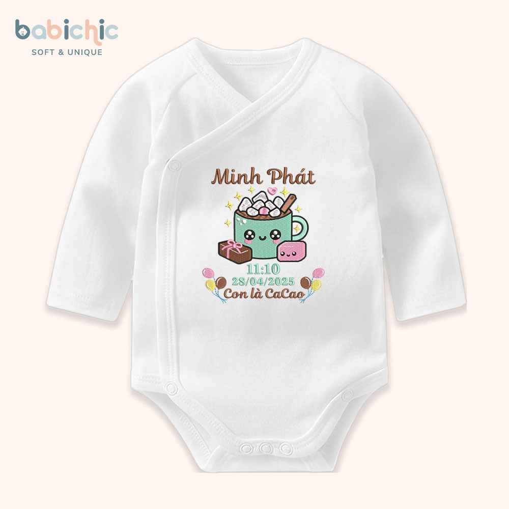 Quà tặng đầy tháng cá nhân hóa cho bé trai – Bodysuit thêu tên “Con là Cacao”, hình ly cacao cute