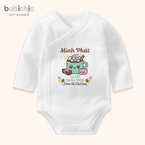 Quà tặng đầy tháng cá nhân hóa cho bé trai – Bodysuit thêu tên “Con là Cacao”, hình ly cacao cute