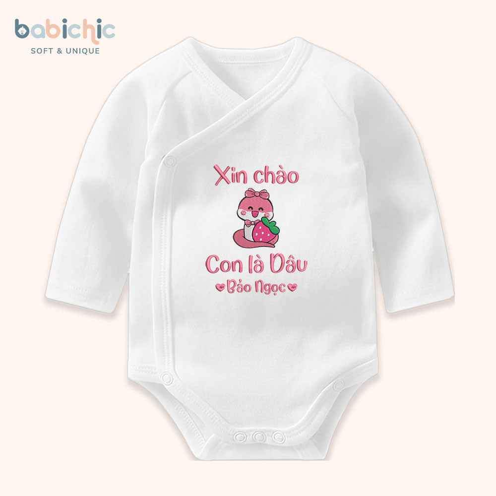 Set quà đầy tháng bé gái thêu tên riêng siêu dễ thương – Mẫu “Con là Dâu – Bảo Ngọc”, hình rắn ôm trái dâu