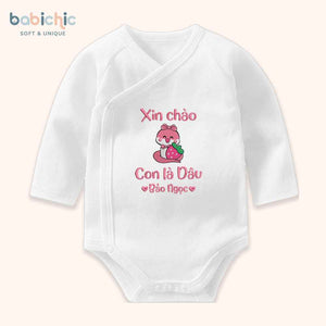 Set quà đầy tháng bé gái thêu tên riêng siêu dễ thương – Mẫu “Con là Dâu – Bảo Ngọc”, hình rắn ôm trái dâu