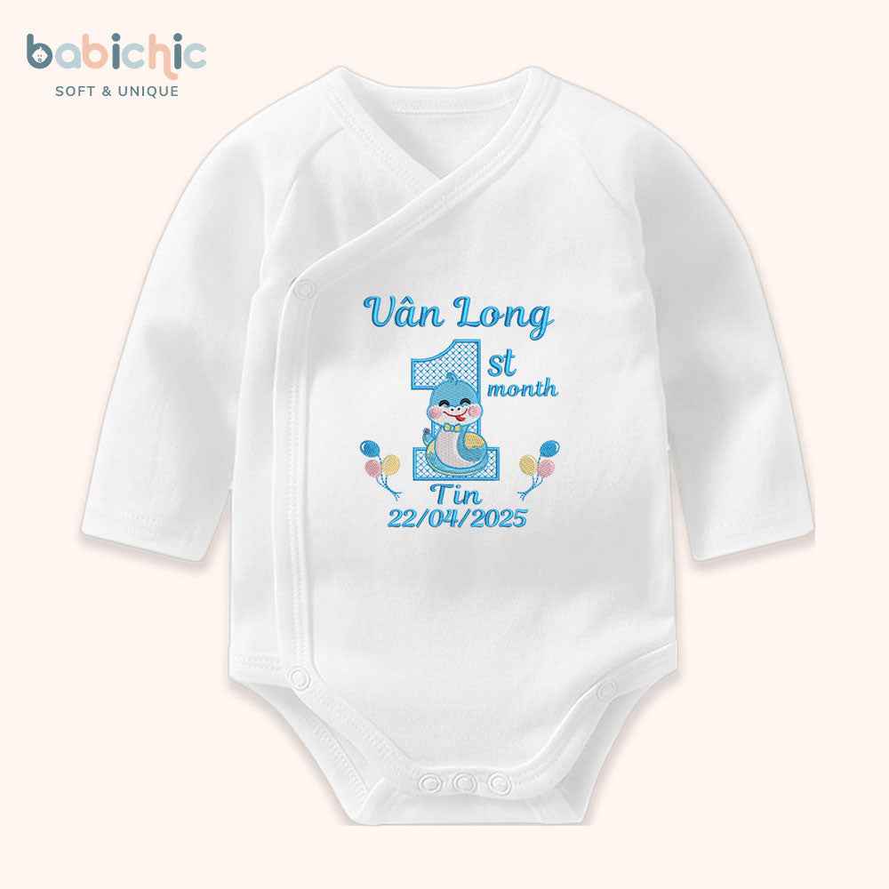 Set quà đầy tháng cá nhân hóa cho bé trai – Bodysuit thêu tên “Vân Long – Tin”, hình rắn 1st month