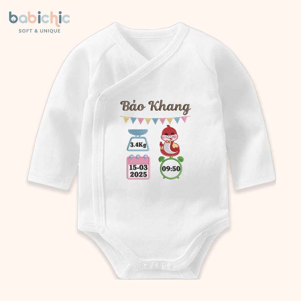 Set quà đầy tháng cho bé trai sơ sinh – Bodysuit thêu tên “Bảo Khang”, hình rắn & thông số sinh