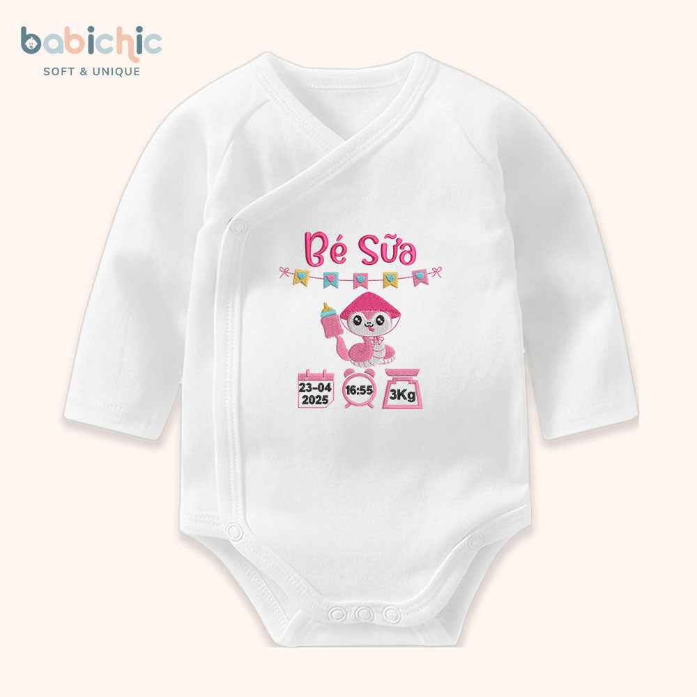 Set đồ đầy tháng bé gái thêu tên & thông số sinh cá nhân hóa – Mẫu “Bé Sữa”, hình rắn hồng siêu dễ thương