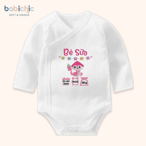 Set đồ đầy tháng bé gái thêu tên & thông số sinh cá nhân hóa – Mẫu “Bé Sữa”, hình rắn hồng siêu dễ thương