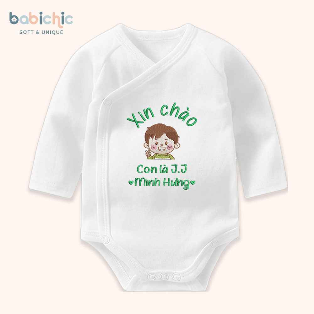 Set đồ sơ sinh đầy tháng cá nhân hóa cho bé trai – Thêu tên “Con là J.J”, hình bé trai cute