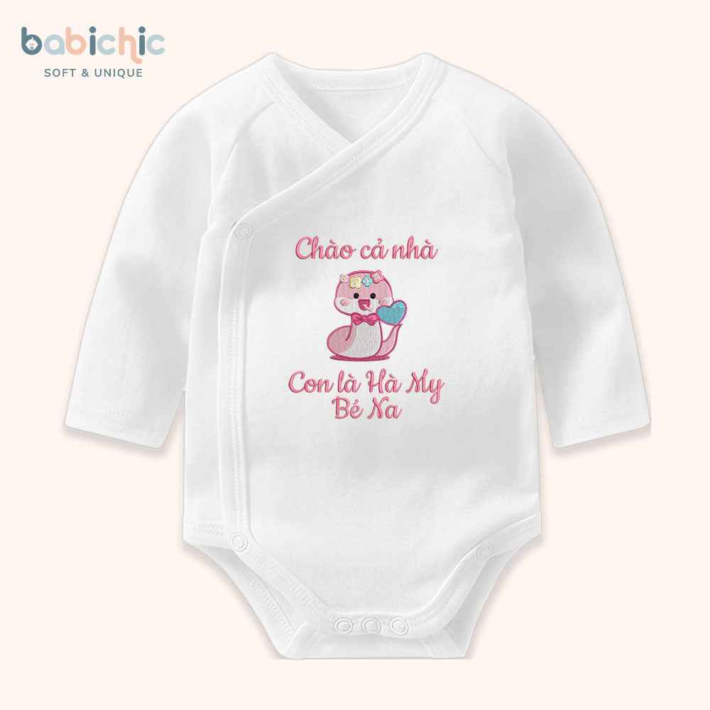 Set quà đầy tháng bé gái cá nhân hóa thêu tên riêng – Mẫu “Con là Hà My – Bé Na”, hình rắn hồng cute