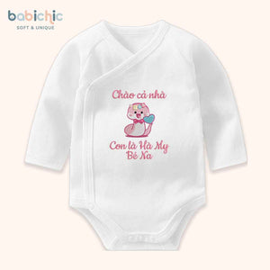 Set quà đầy tháng bé gái cá nhân hóa thêu tên riêng – Mẫu “Con là Hà My – Bé Na”, hình rắn hồng cute
