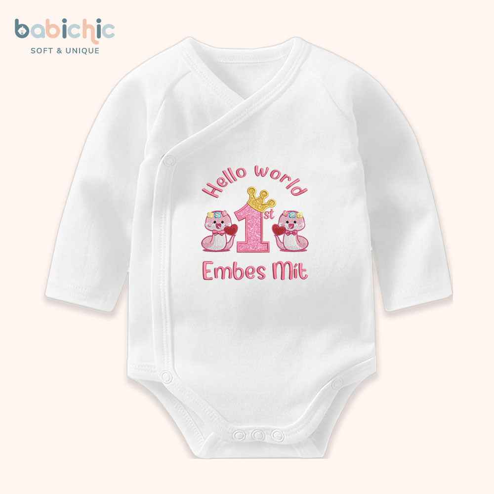 Set đồ đầy tháng bé gái thêu tên riêng & mốc 1st month – Mẫu “Embes Mít” hình rắn hồng cute