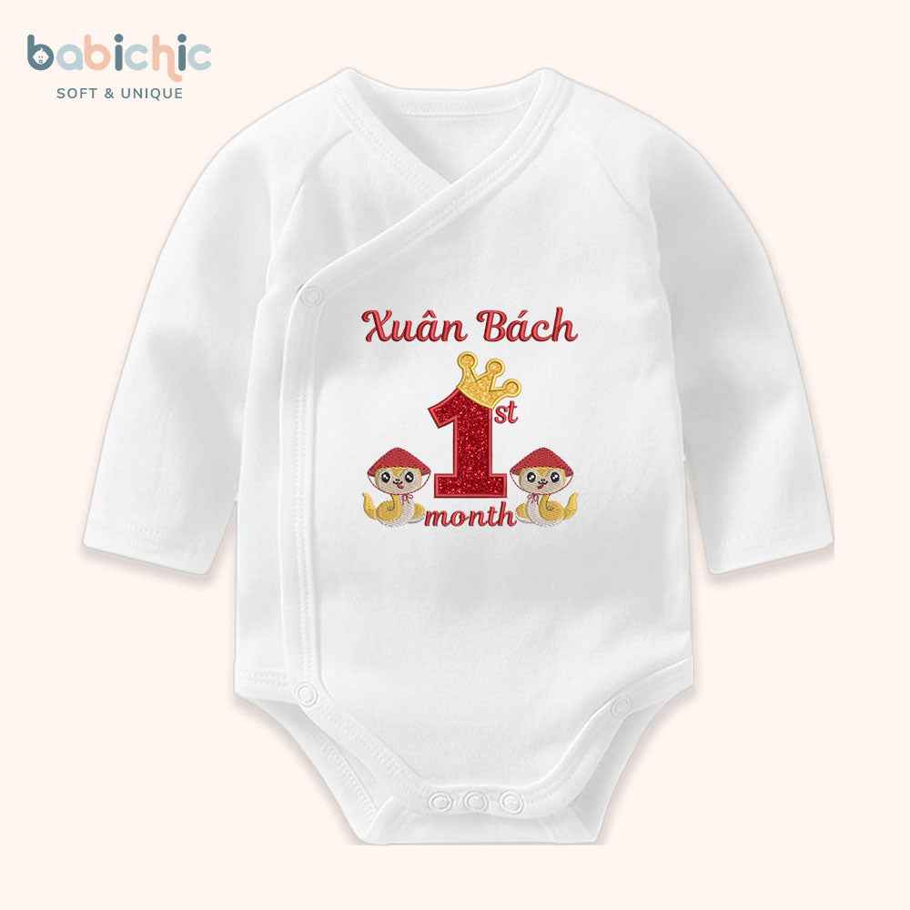 Quà đầy tháng bé trai sơ sinh cá nhân hóa – Bodysuit thêu tên “Xuân Bách”, hình rắn & 1st month