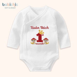 Quà đầy tháng bé trai sơ sinh cá nhân hóa – Bodysuit thêu tên “Xuân Bách”, hình rắn & 1st month