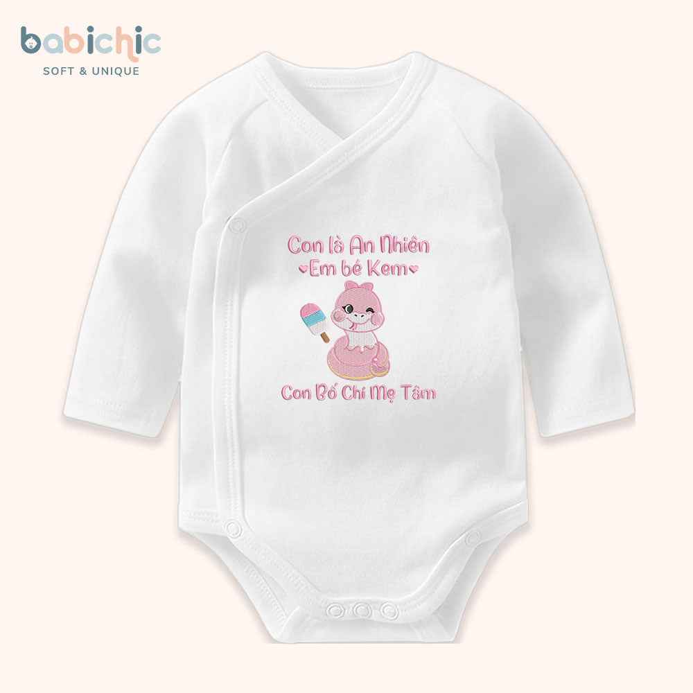 Set quà đầy tháng bé gái thêu tên riêng hình dễ thương – Mẫu “Em bé Kem – An Nhiên”, thêu rắn hồng & cây kem