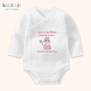 Set quà đầy tháng bé gái thêu tên riêng hình dễ thương – Mẫu “Em bé Kem – An Nhiên”, thêu rắn hồng & cây kem