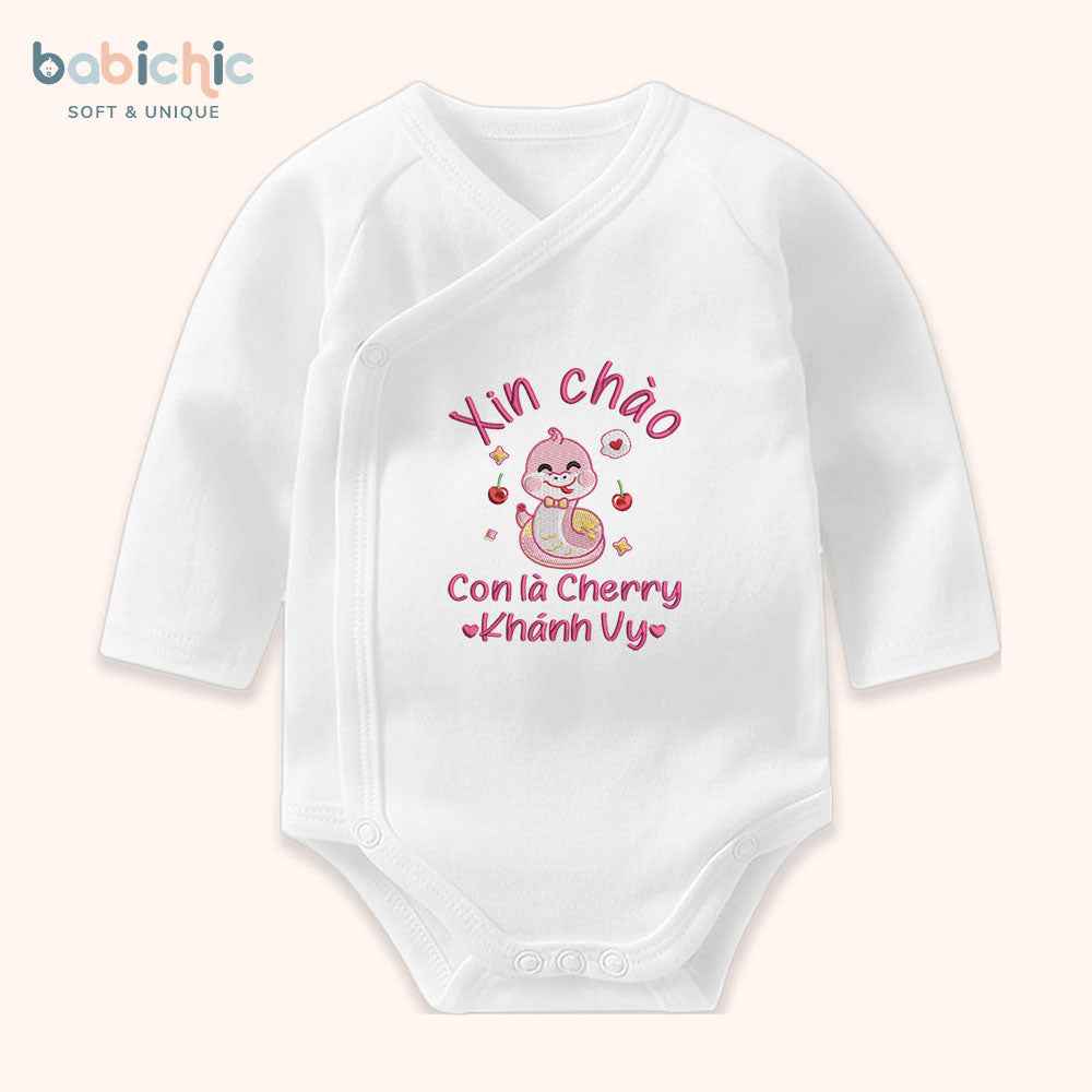 Set quà đầy tháng bé gái cá nhân hóa hình trái cây dễ thương – Mẫu “Cherry – Khánh Vy” thêu rắn hồng & quả cherry