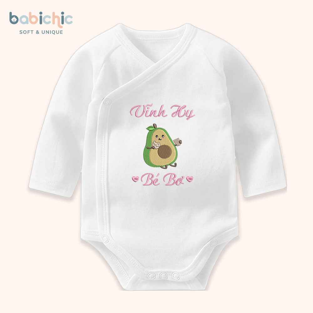 Set đồ đầy tháng bé gái thêu tên & hình trái cây cá nhân hóa – Mẫu “Vĩnh Hy – Bé Bơ”, họa tiết quả bơ siêu dễ thương