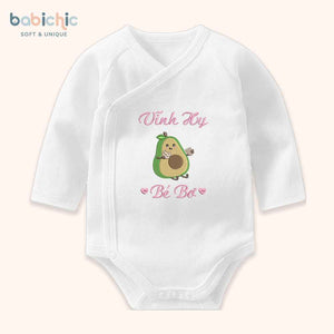 Set đồ đầy tháng bé gái thêu tên & hình trái cây cá nhân hóa – Mẫu “Vĩnh Hy – Bé Bơ”, họa tiết quả bơ siêu dễ thương