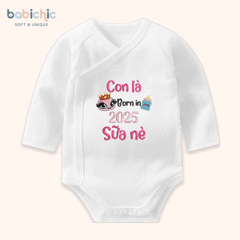 Set quà đầy tháng bé gái cá nhân hóa hiện đại & đáng yêu – Mẫu “Sữa Nè – Born in 2025”, hình bình sữa đội vương miện