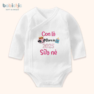 Set quà đầy tháng bé gái cá nhân hóa hiện đại & đáng yêu – Mẫu “Sữa Nè – Born in 2025”, hình bình sữa đội vương miện