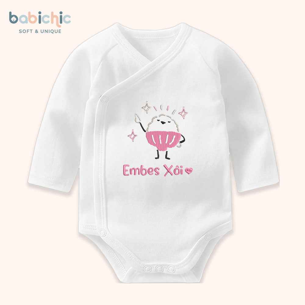 Set quà đầy tháng bé gái truyền thống cách điệu cá nhân hóa – Mẫu “Embes Xôi” thêu hình chén xôi hoạt hình