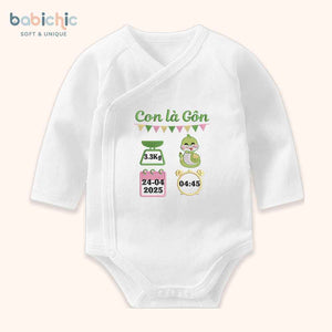 Set quà đầy tháng sơ sinh thêu tên bé trai theo yêu cầu – Bodysuit “Con là Gôn”, hình rắn xanh lá + thông số sinh