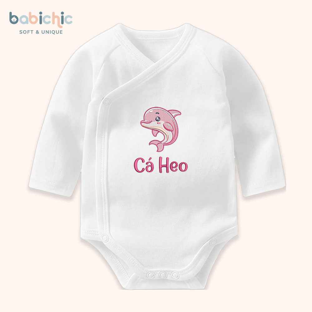 Set quà đầy tháng bé gái thêu hình động vật dễ thương – Mẫu “Cá Heo Hồng” tone pastel