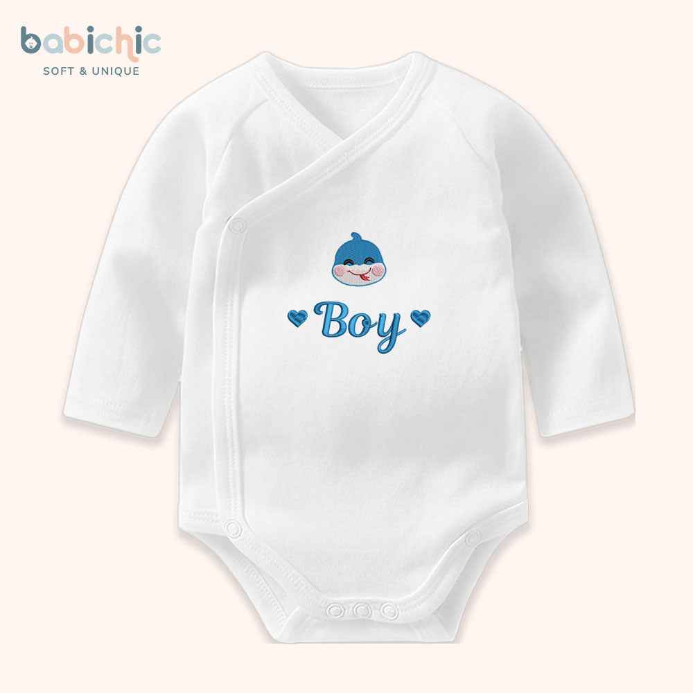 Set quà thêu tên cho bé trai - Boy - Cotton Organic, Hình Thêu Tối Giản, Xanh Dương, Quà Đầy Tháng Cá Nhân Hóa Cho Bé Trai
