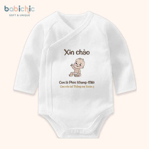 Set quà thêu tên cho bé trai - Phúc Khang - Milo - Cotton Organic, Hình Em Bé & Tên Bố Mẹ, Tone Nâu Đen, Quà Đầy Tháng Cá Nhân Hóa