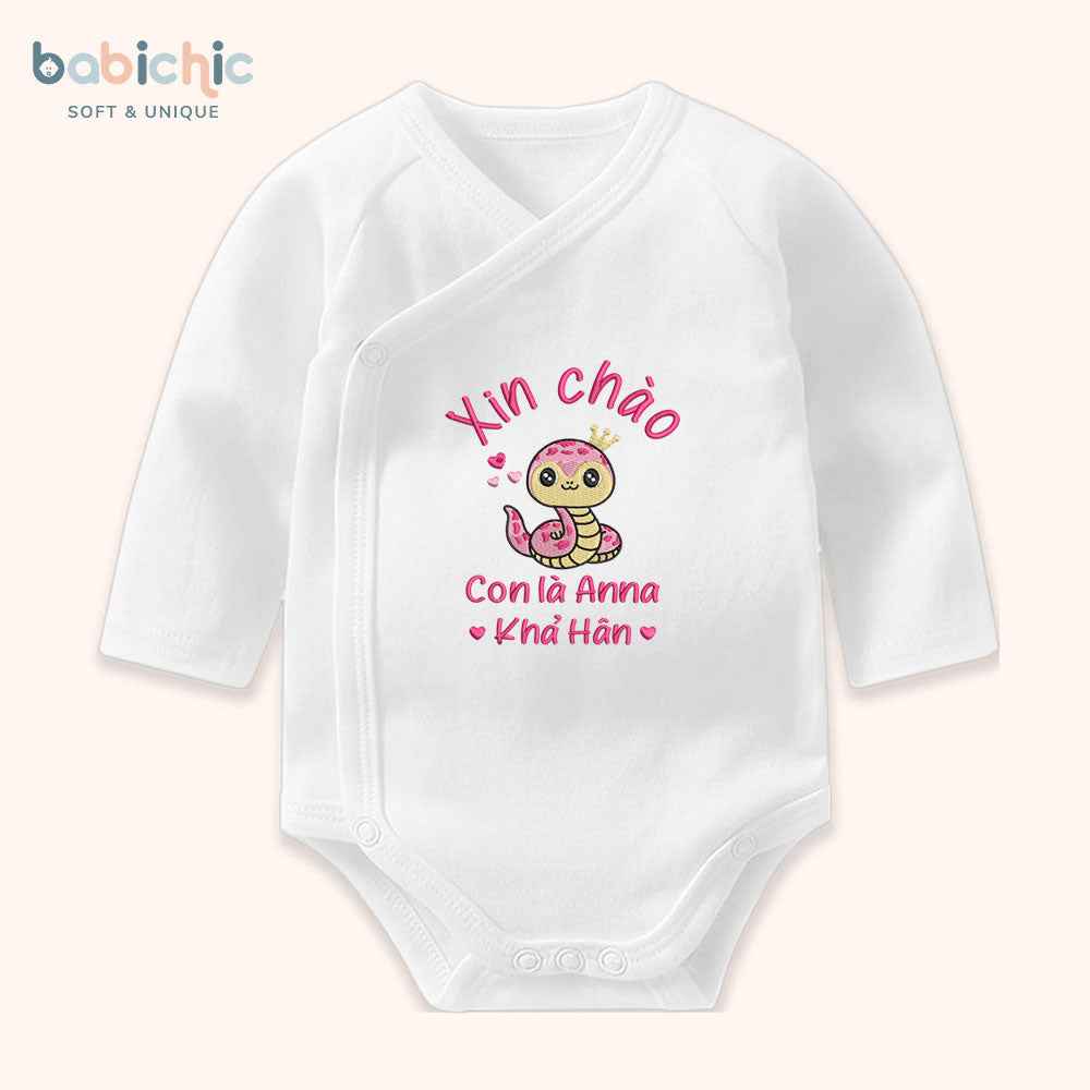 Set quà đầy tháng cá nhân hóa cho bé gái – Thêu tên Anna Khả Hân & hình rắn hồng
