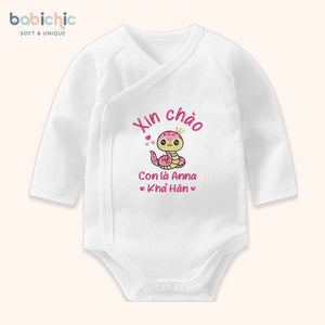 Set quà đầy tháng cá nhân hóa cho bé gái – Thêu tên Anna Khả Hân & hình rắn hồng