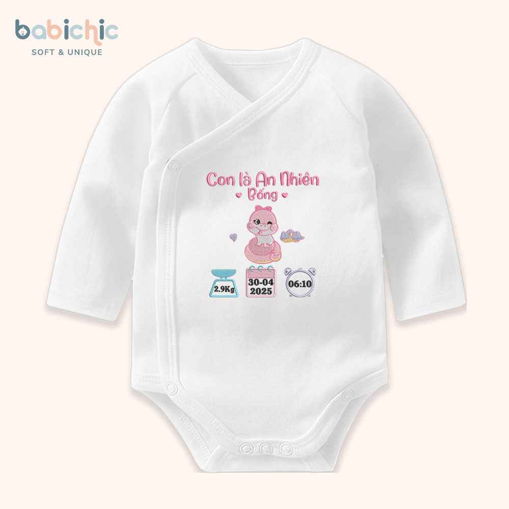 Set quà đầy tháng bé gái cá nhân hóa – Thêu tên An Nhiên & hình rắn hồng
