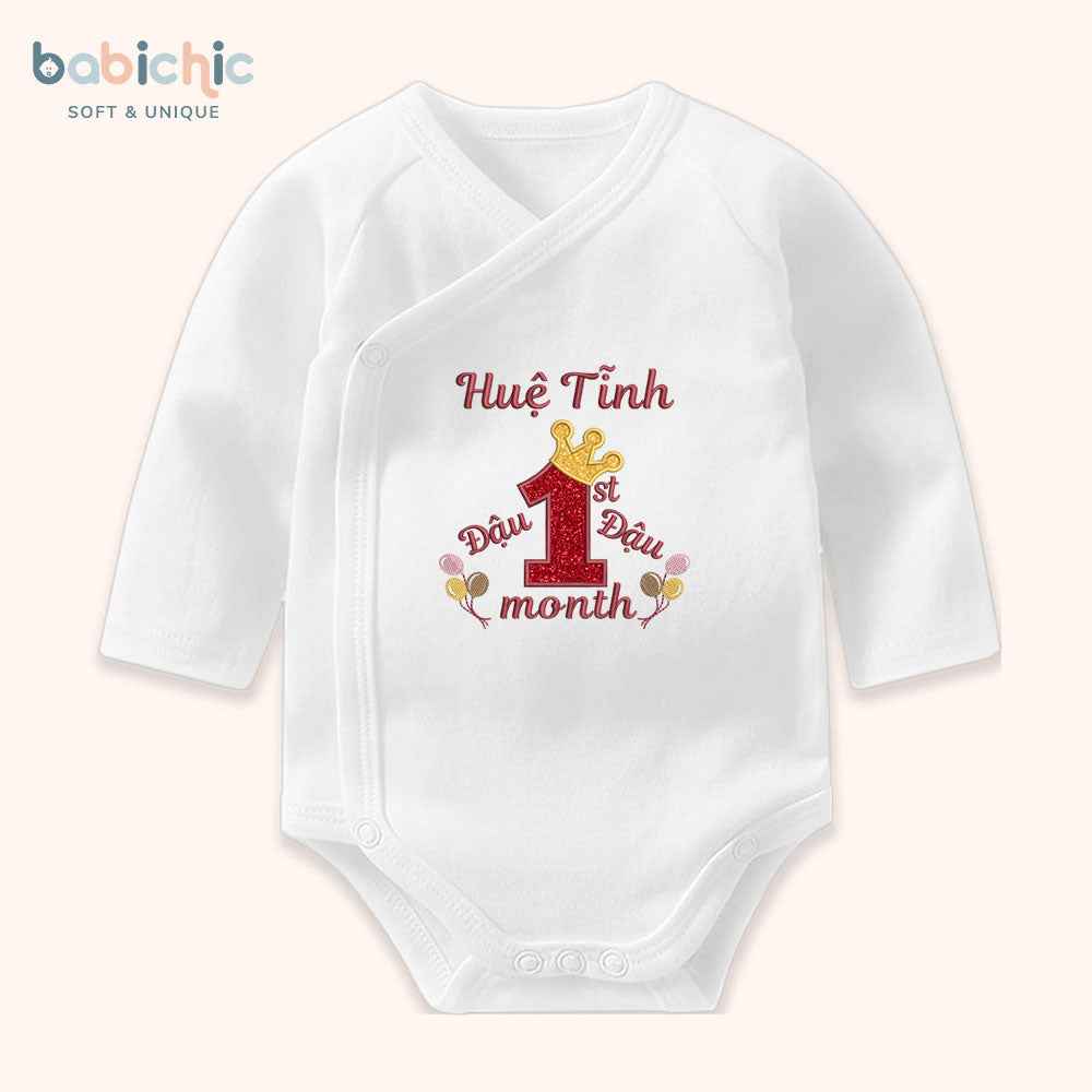 Set đồ sơ sinh đầy tháng bé gái – Thêu tên Đậu & dòng chữ 1st Month