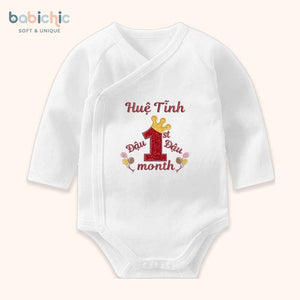 Set đồ sơ sinh đầy tháng bé gái – Thêu tên Đậu & dòng chữ 1st Month