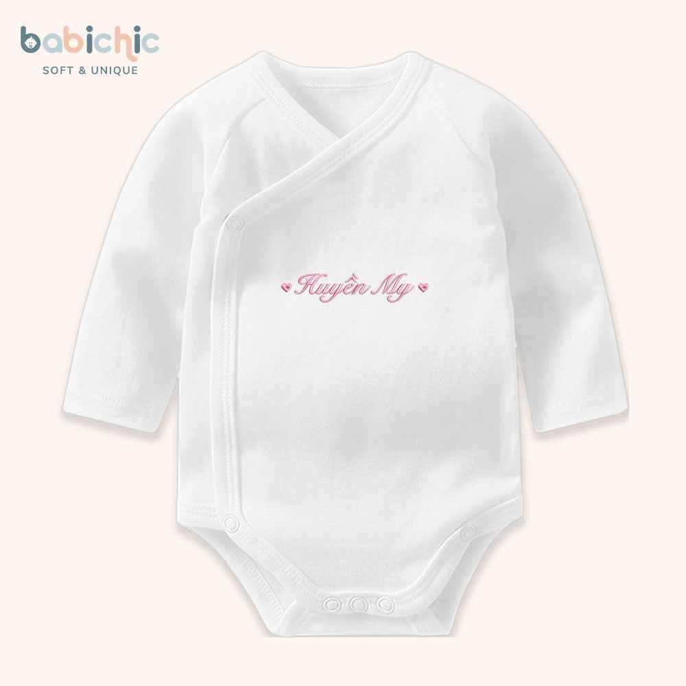 Set đồ sơ sinh thêu tên bé Huyền My – tone hồng pastel dễ thương cho lễ đầy tháng