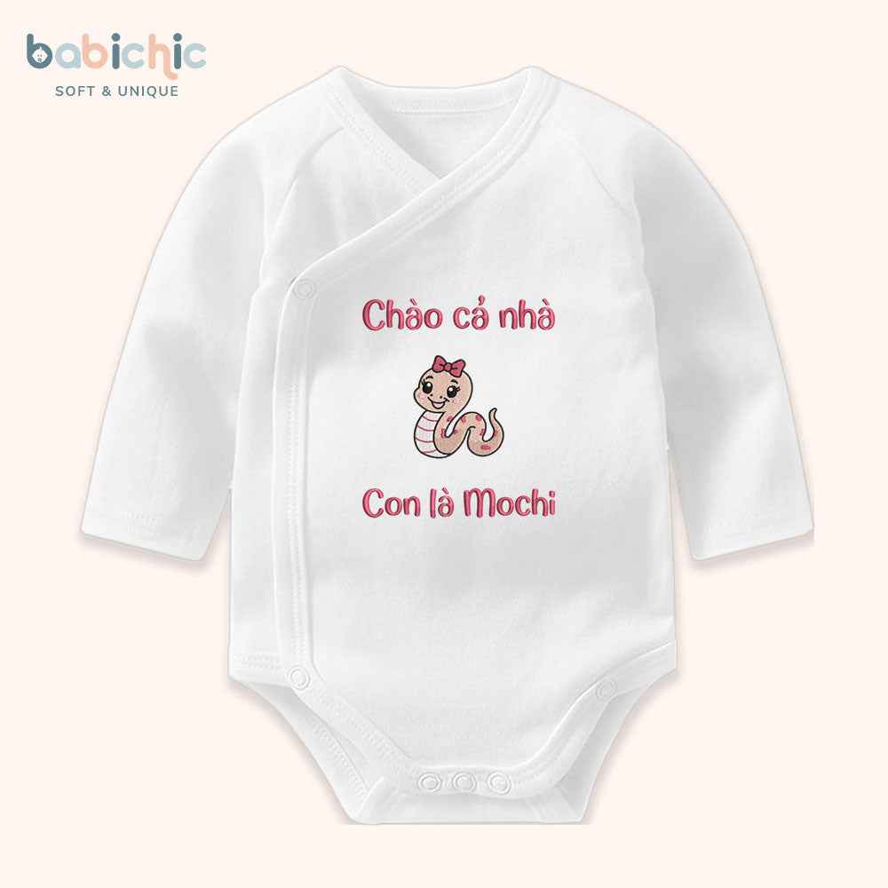 Set quần áo đầy tháng bé gái thêu tên “Mochi” – hình rắn hồng siêu dễ thương, thiết kế riêng cho bé yêu