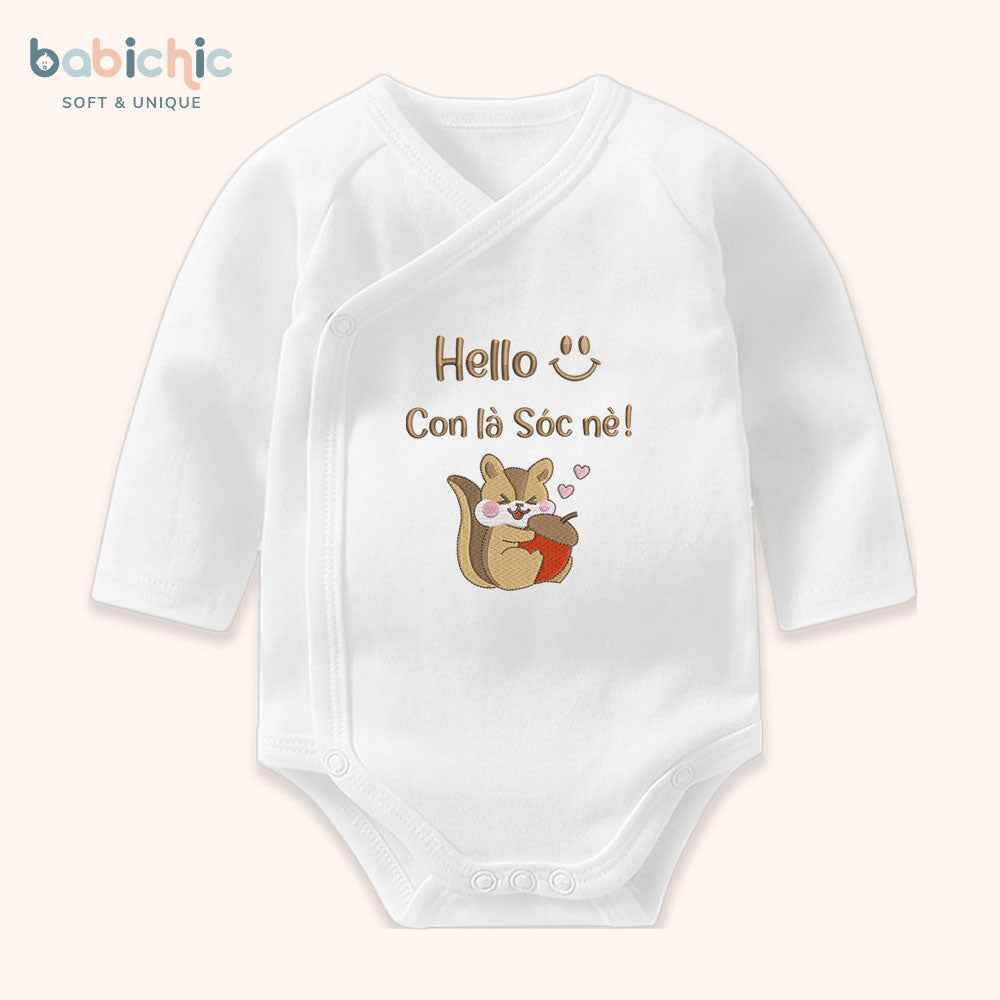 Set đồ sơ sinh thêu tên “Sóc” – Hình sóc dễ thương, tone nâu nhạt – Quà đầy tháng bé trai cá nhân hóa