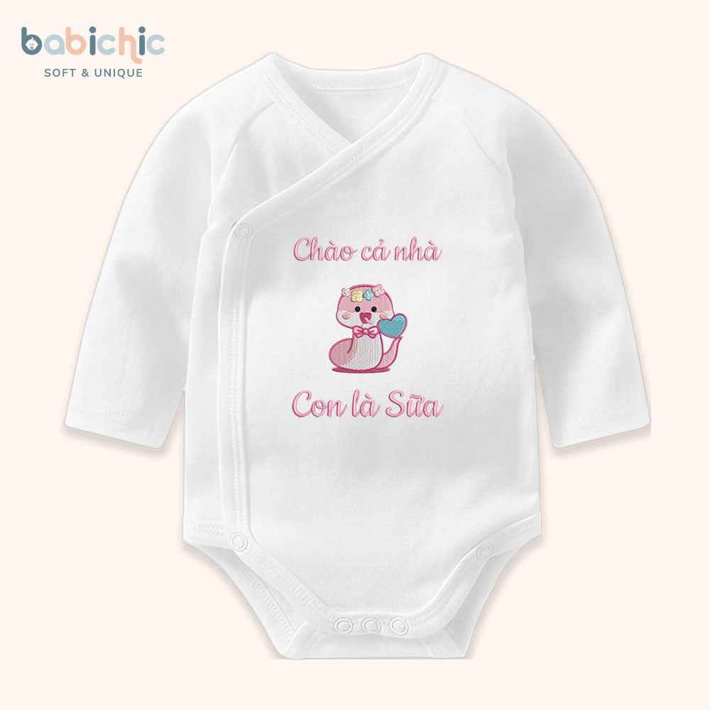 Set đồ đầy tháng bé gái thêu rắn hồng “Con là Sữa” – Tông pastel cá nhân hóa dễ thương